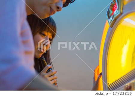 ｼﾞｭｰｸﾎﾞｯｸｽを操作する若者 17723819