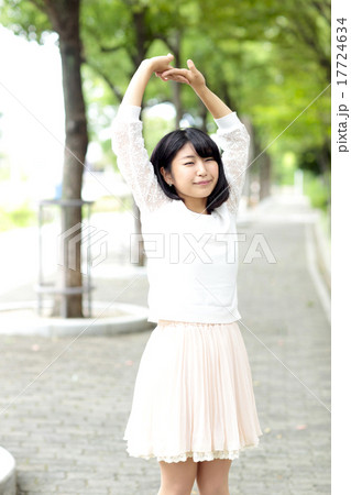 伸びをする女性 伸びをする女性 17724634