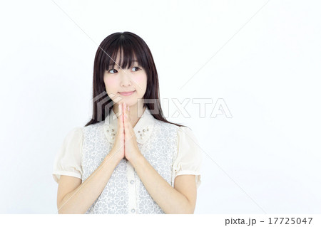 白いブラウスの女性 17725047