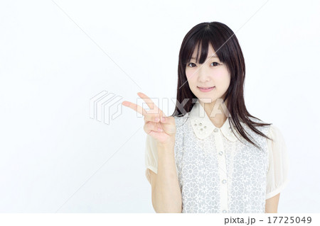 白いブラウスの女性 17725049