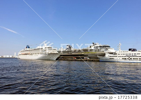 横浜　大桟橋に停泊する豪華客船Celebrity Millennium号 17725338