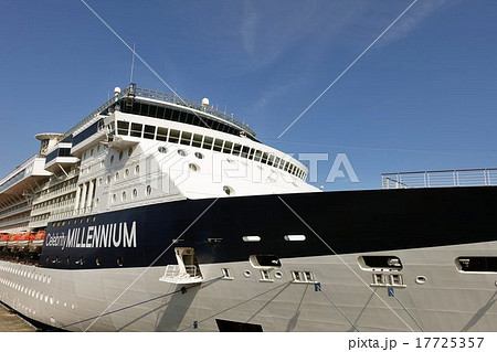 横浜　大桟橋に停泊する豪華客船Celebrity Millennium号 17725357
