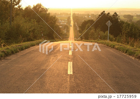夕焼けの天に続く道 の写真素材 17725959 Pixta