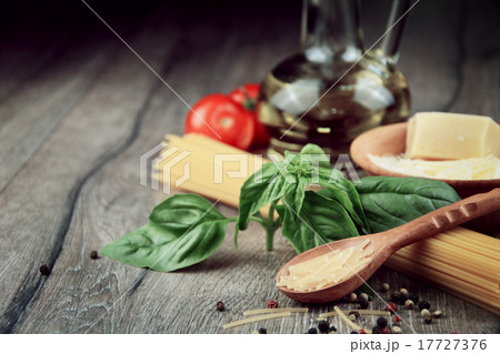 Raw spagetti pasta on the table 17727376