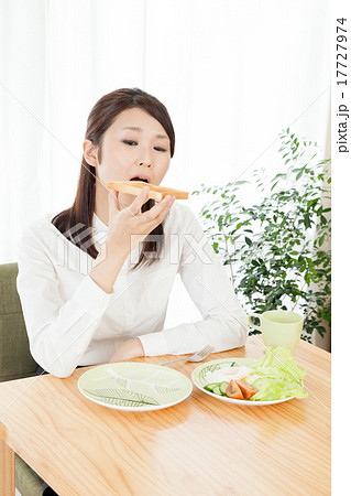 ビジネスウーマン　朝食　朝支度　寝不足 17727974