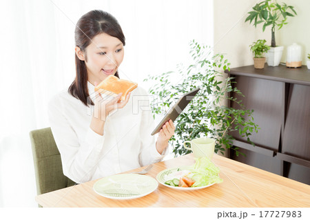 ビジネスウーマン　朝食　朝支度　タブレット 17727983