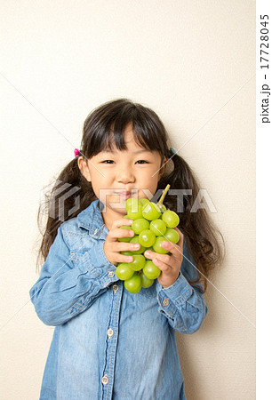 シャインマスカットを持つ女の子 17728045