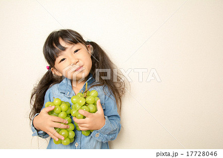 シャインマスカットを持つ女の子 17728046
