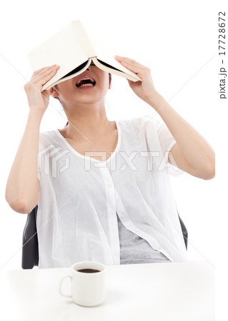 女性　読書　コーヒー　女性　読書　コーヒー　ギブアップ　難解　ミステリー 17728672