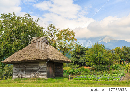 茅葺き屋根の小屋と奥大山の写真素材 [17728938] - PIXTA