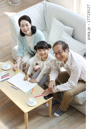 リビングでお絵かきをする孫とシニア 17729127