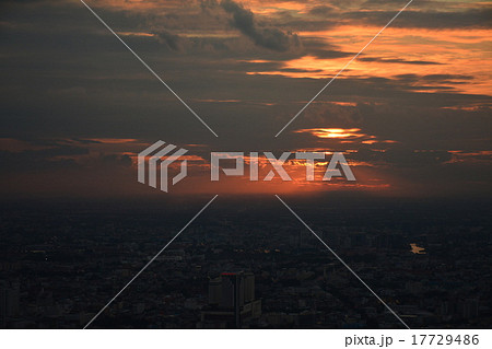 夕焼けに染まるタイ・バンコクの空 高層ビルからの撮影 夕焼けに染まるタイ・バンコクの空 高層ビルからの撮影 17729486