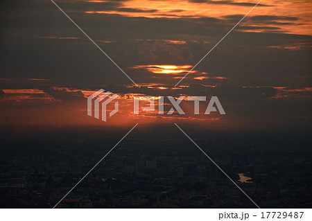 夕焼けに染まるタイ・バンコクの空 高層ビルからの撮影 夕焼けに染まるタイ・バンコクの空 高層ビルからの撮影 17729487