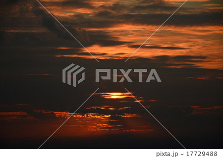 夕焼けに染まるタイ・バンコクの空 高層ビルからの撮影 夕焼けに染まるタイ・バンコクの空 高層ビルからの撮影 17729488