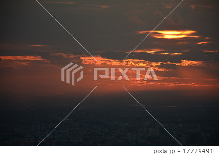 夕焼けに染まるタイ・バンコクの空 高層ビルからの撮影 夕焼けに染まるタイ・バンコクの空 高層ビルからの撮影 17729491