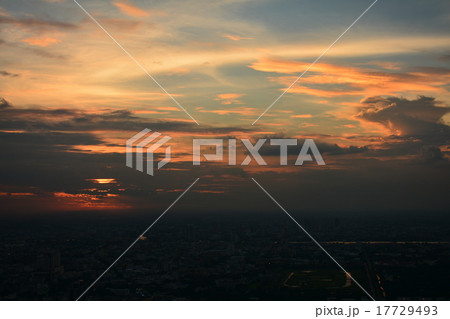 夕焼けに染まるタイ・バンコクの空 高層ビルからの撮影 夕焼けに染まるタイ・バンコクの空 高層ビルからの撮影 17729493