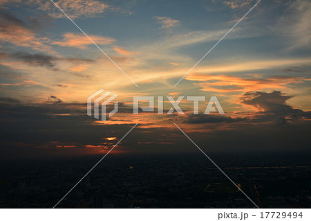 夕焼けに染まるタイ・バンコクの空 高層ビルからの撮影 夕焼けに染まるタイ・バンコクの空 高層ビルからの撮影 17729494