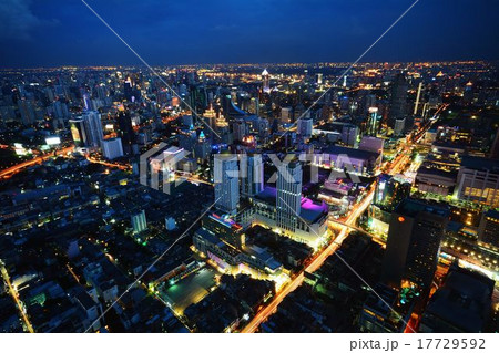 タイ バンコクの高速道路 高層ビル群の夜景の写真素材
