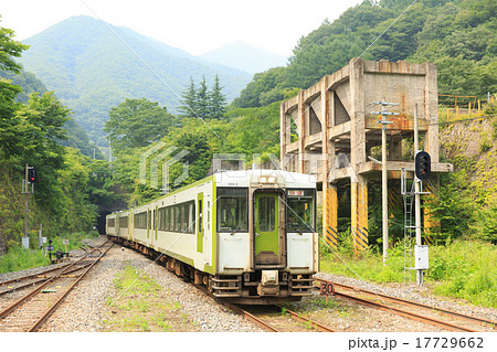 釜石線陸中大橋駅を通過する快速はまゆりの写真素材