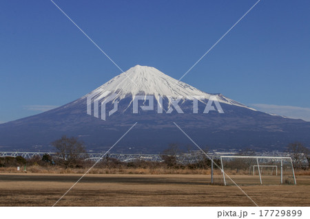 富士山とサッカー場 17729899