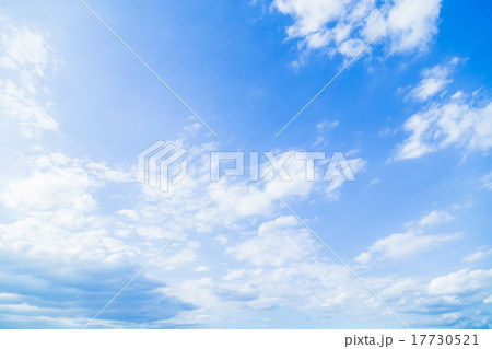 空　晩夏の空　秋の空　9月の空　青い空　綿雲　積雲　コピースペース　テキストスペース　合成用背景　雲 17730521