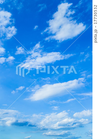 空　晩夏の空　秋の空　9月の空　青い空　綿雲　積雲　コピースペース　テキストスペース　合成用背景　雲 17730532