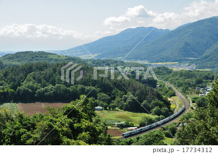 山梨県韮崎市穴山の森林を駆け抜ける中央線E257系特急あずさ号 17734312