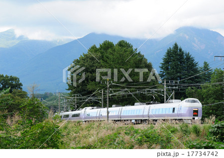 稜線に雲のかかる八ヶ岳をバックに中央線を行くE351系特急スーパーあずさ号 17734742