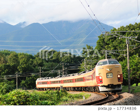 八ヶ岳をバックに中央線を行く189系臨時特急あずさ号の回送電車 17734836