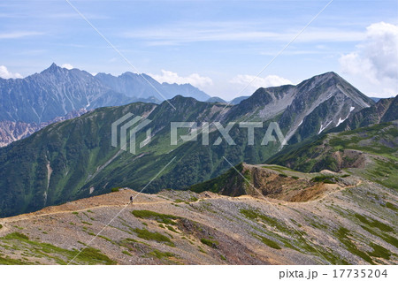 大自然　槍ヶ岳を背景に北アルプス縦走 17735204