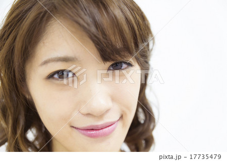 若い女性 ポートレート アップ 表情 カメラ目線 見つめるの写真素材