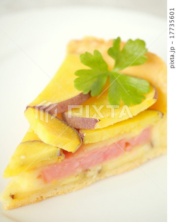 さつま芋とゴーダチーズのタルト　カット　（アップ） 17735601