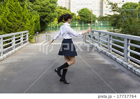 女子高生 踊る 回転するの写真素材