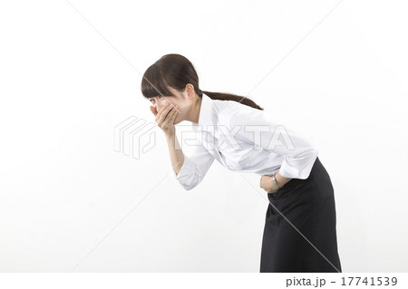 ビジネスウーマン　吐き気　苦しい　お腹をおさえる 17741539