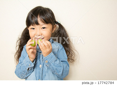 シャインマスカットを持つ女の子 17742784