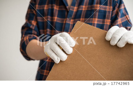 軍手の男性 17742965