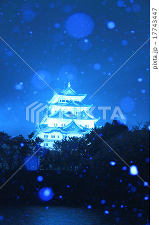 3月愛知 名古屋城 天守閣ライトアップの雪景色の写真素材