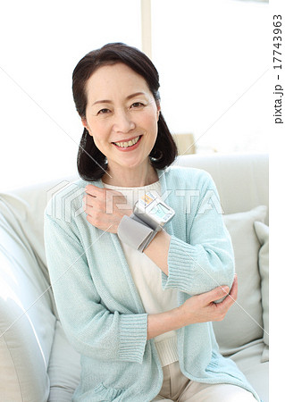 血圧を測っているシニア 17743963