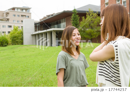 休み時間に楽しく話す女子大学生二人 休み時間イメージ 西南学院大学院付近の写真素材