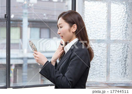 化粧をする女性 17744511