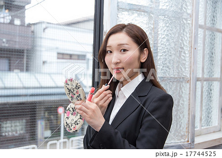 化粧をする女性 17744525