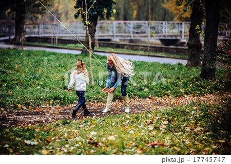 Mother with daughter in autumn park 17745747