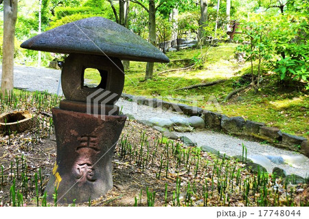 旧安田庭園内（石灯篭） 17748044