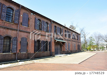 石川県金沢市 石川県立歴史博物館のレンガ造りの建物とベンチの写真素材