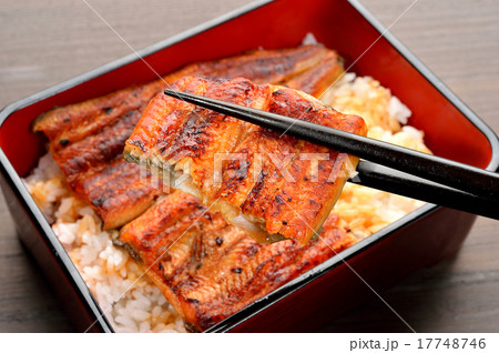 注意）国産のうな重（鰻蒲焼き）イメージ。お箸で持つ。 17748746