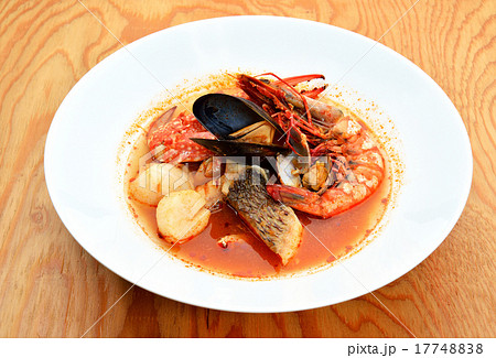 漁師風ブイヤベース（ブイヤーベース）、魚介類の海鮮料理。 17748838
