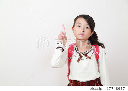 指差しする可愛い小学生女子の写真素材