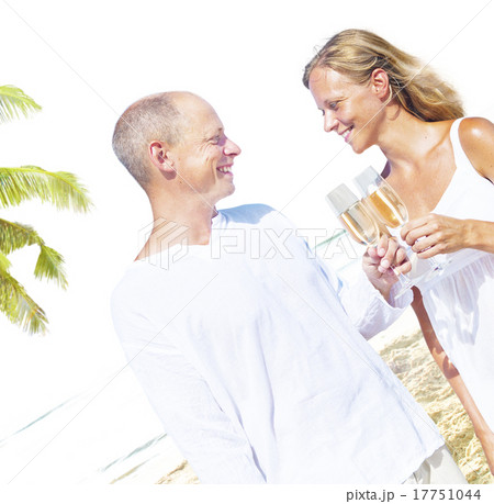 Honeymoon Couple Summer Beach Dating Concept 17751044