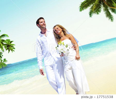 Honeymoon Couple Romantic Walking Summer Beach Concept 17751538