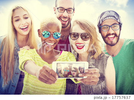 Friends Beach Vacation Summer Selfie Concept 17757637